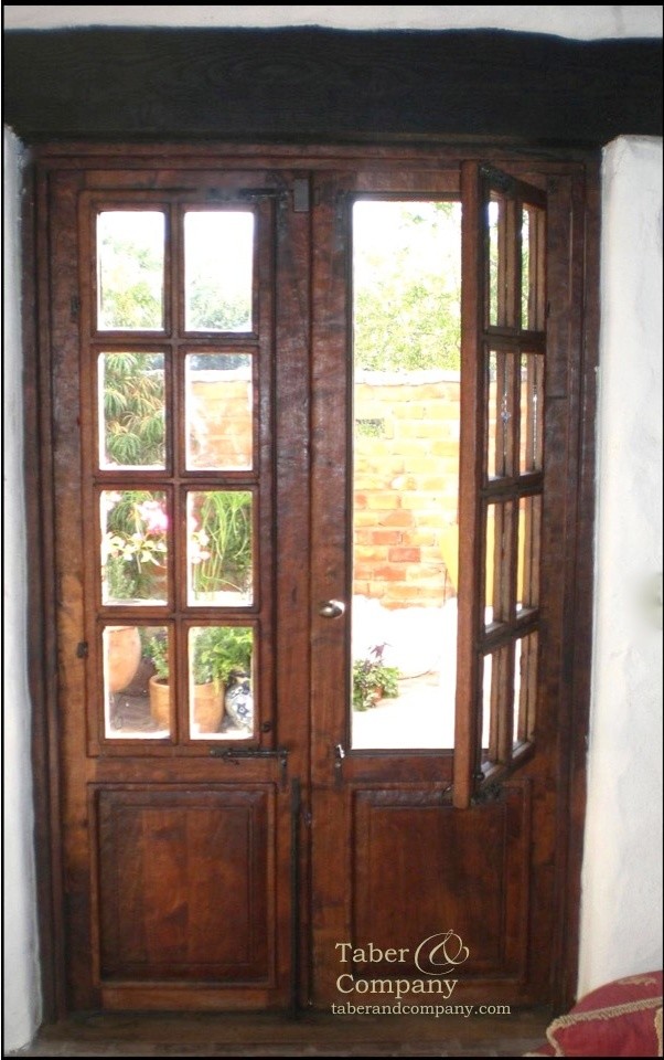 Modelo de puerta principal mediterránea con puerta doble y puerta de madera oscura