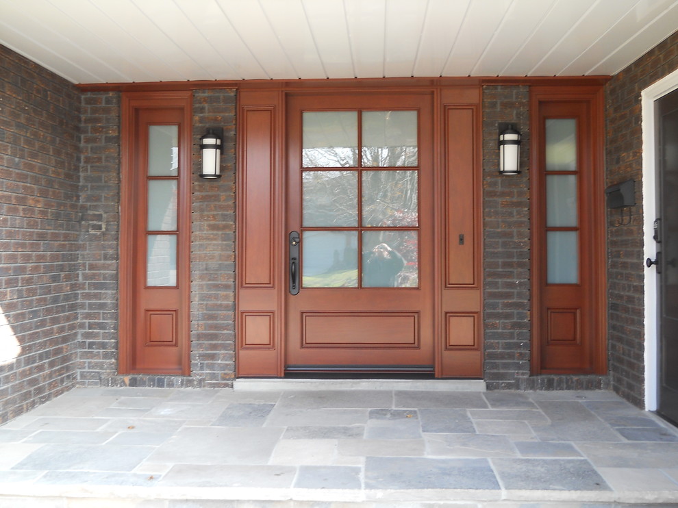 Idee per una porta d'ingresso classica di medie dimensioni con una porta singola e una porta in legno bruno