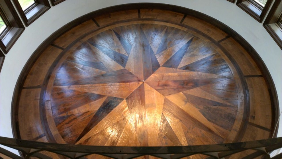 Foto de vestíbulo tradicional con suelo de madera en tonos medios y suelo marrón
