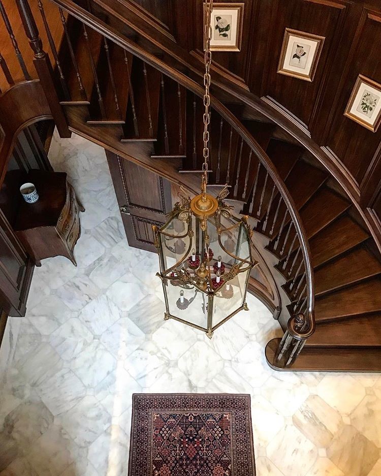 Свежая идея для дизайна: большая лестница в викторианском стиле - отличное фото интерьера