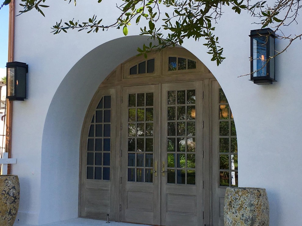 Esempio di una porta d'ingresso chic di medie dimensioni con una porta a due ante e una porta in legno bruno