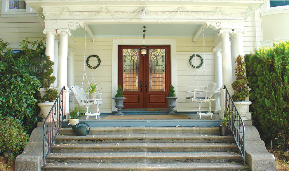 Пример оригинального дизайна: входная дверь в классическом стиле с двустворчатой входной дверью и входной дверью из дерева среднего тона