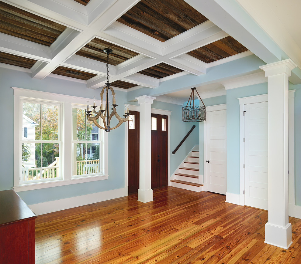 Große Maritime Haustür mit blauer Wandfarbe, dunklem Holzboden, Einzeltür, dunkler Holzhaustür und braunem Boden in Charleston