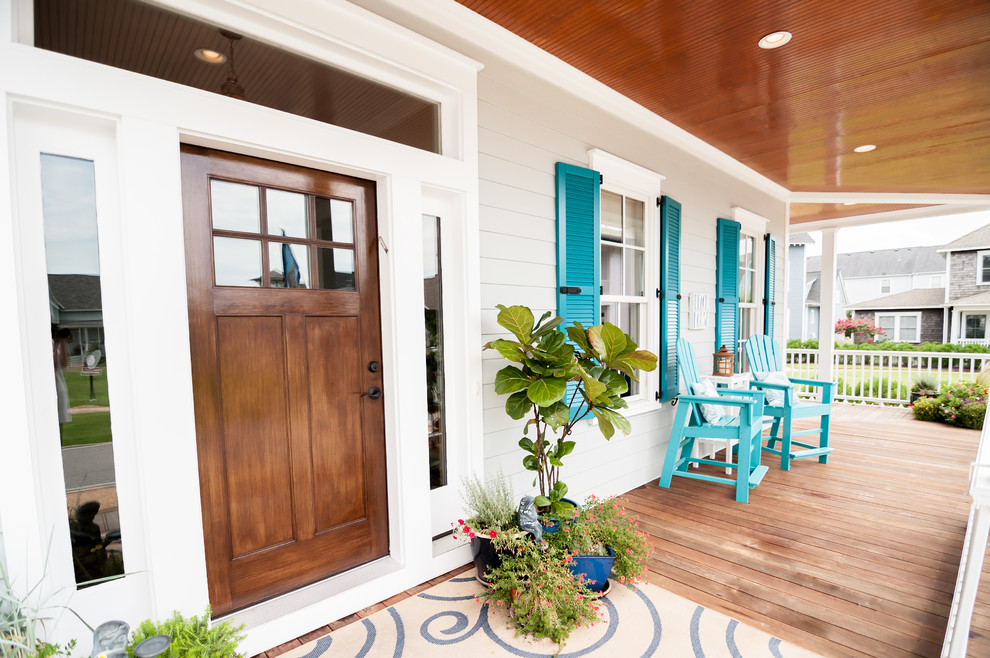 Maritime Haustür mit grauer Wandfarbe, braunem Holzboden, Einzeltür und hellbrauner Holzhaustür in Sonstige