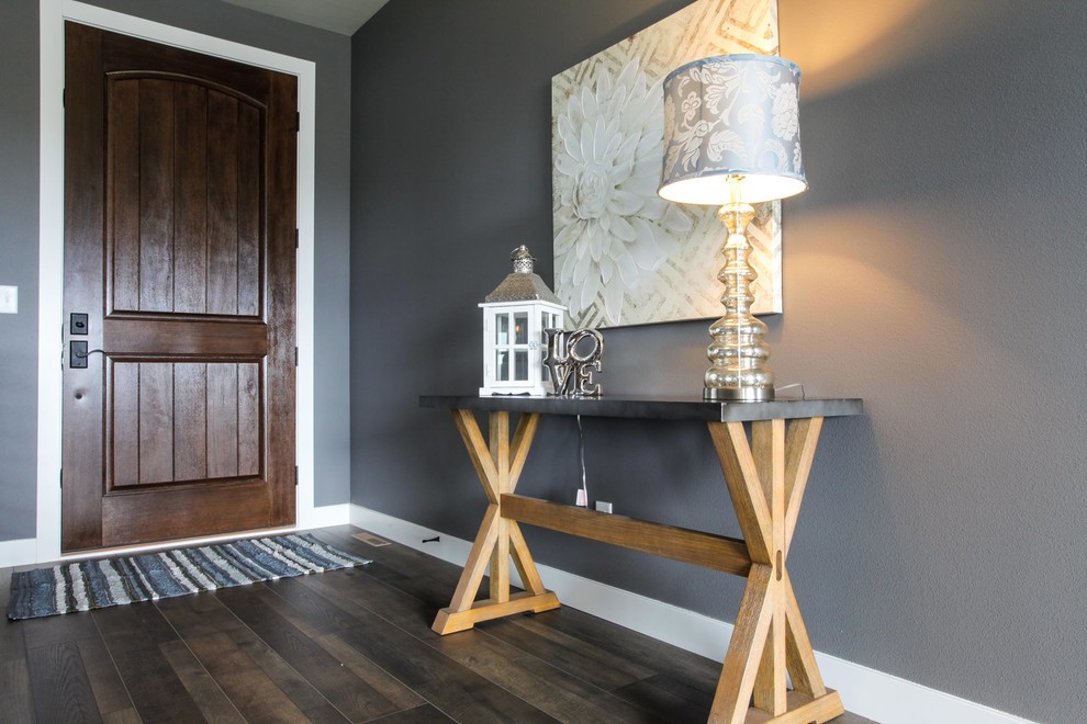 Mittelgroße Shabby-Chic Haustür mit grauer Wandfarbe, dunklem Holzboden, Einzeltür und brauner Haustür in Sonstige