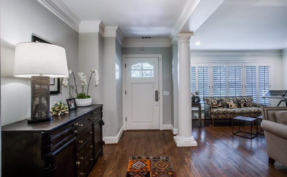 Kleine Eklektische Haustür mit grauer Wandfarbe, braunem Holzboden, Einzeltür, weißer Haustür und braunem Boden in Dallas