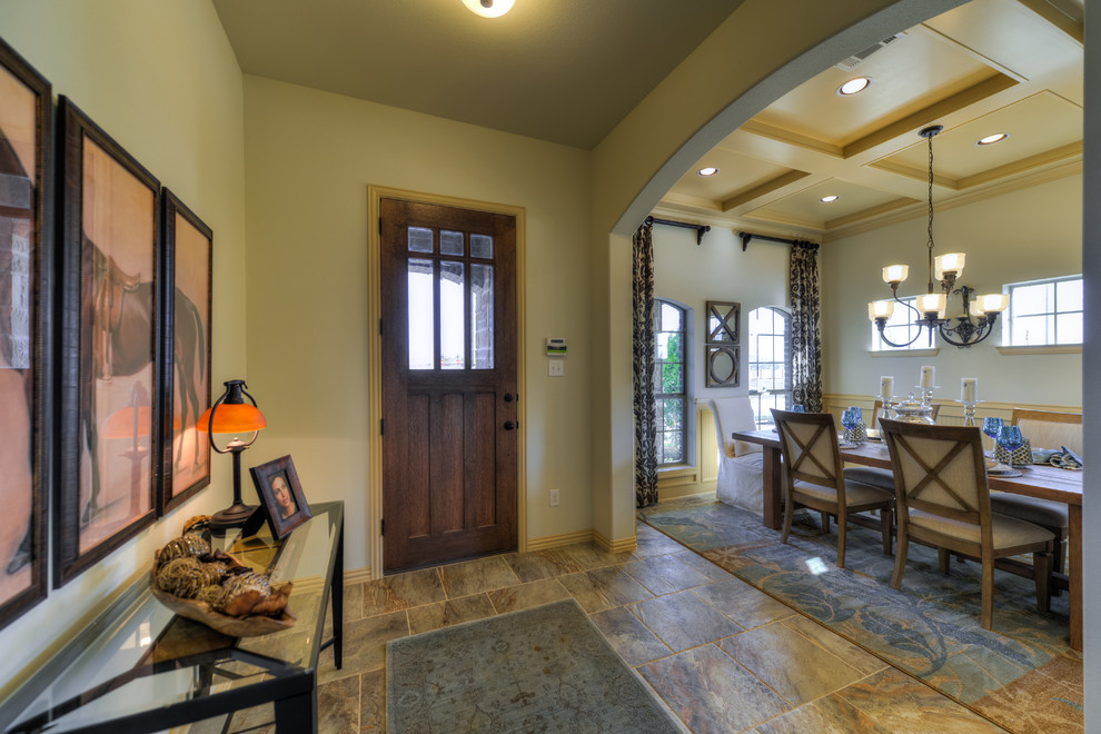 Mittelgroße Klassische Haustür mit beiger Wandfarbe, Porzellan-Bodenfliesen, Einzeltür und hellbrauner Holzhaustür in Dallas