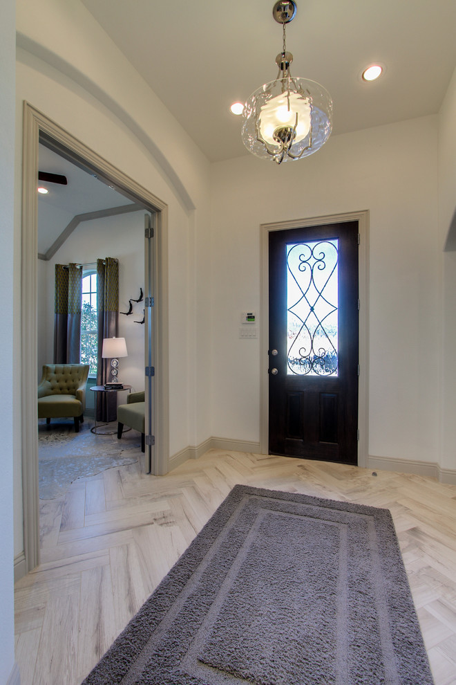 Esempio di una grande porta d'ingresso chic con pareti bianche, pavimento in laminato, una porta singola e una porta in legno scuro