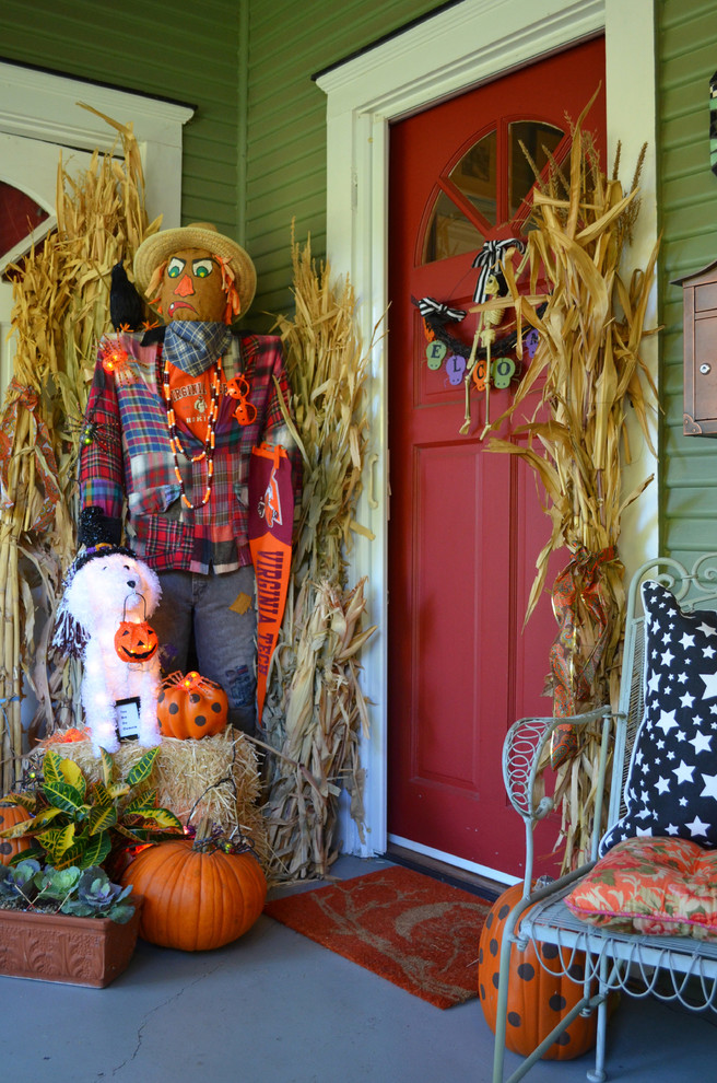 Entryway - traditional entryway idea in Dallas with a red front door