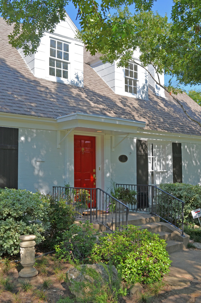Exempel på en klassisk ingång och ytterdörr, med en enkeldörr och en röd dörr