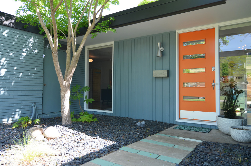 Entryway - mid-century modern entryway idea in Dallas