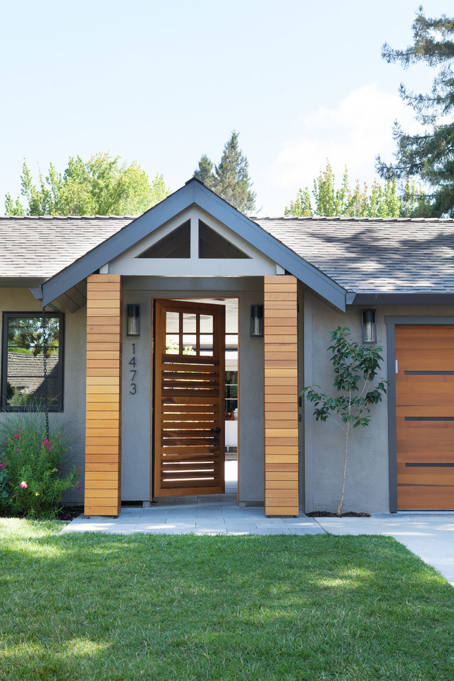 Moderne Haustür mit Einzeltür, hellbrauner Holzhaustür und grauer Wandfarbe in San Francisco