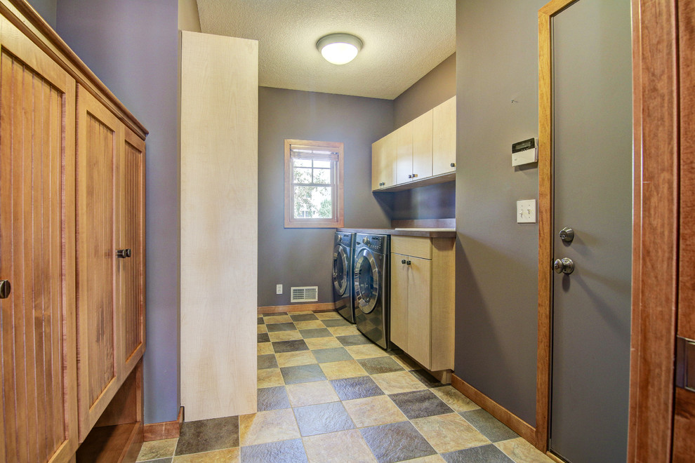Exemple d'une entrée craftsman avec un vestiaire et un mur violet.