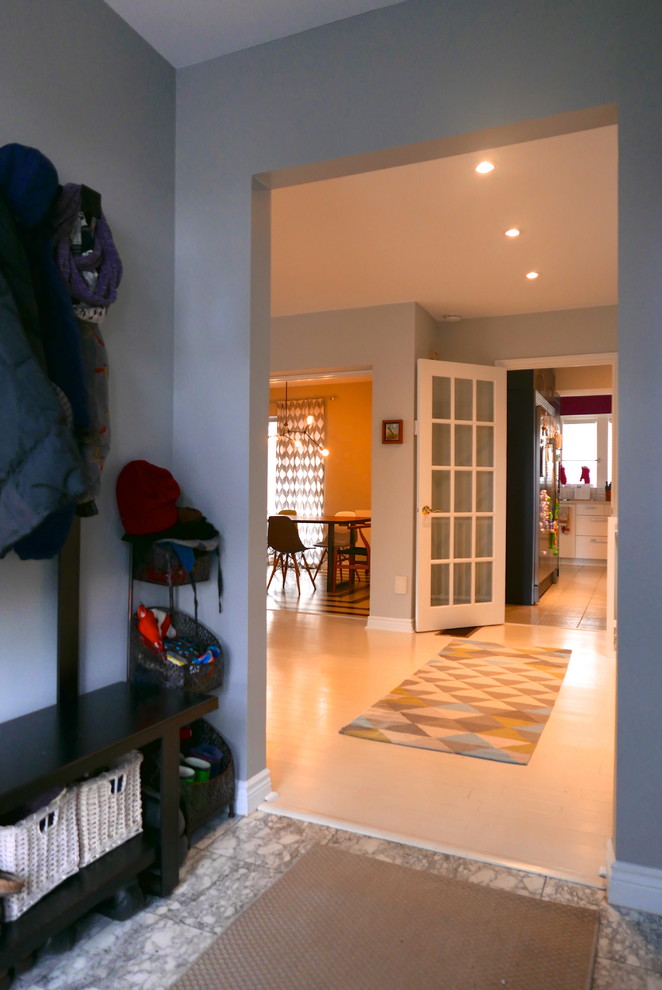 Источник вдохновения для домашнего уюта: тамбур среднего размера в стиле фьюжн с серыми стенами, полом из керамической плитки, одностворчатой входной дверью и белой входной дверью