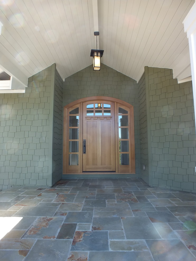 Ispirazione per una porta d'ingresso stile americano con pareti verdi, pavimento in ardesia, una porta singola e una porta in vetro