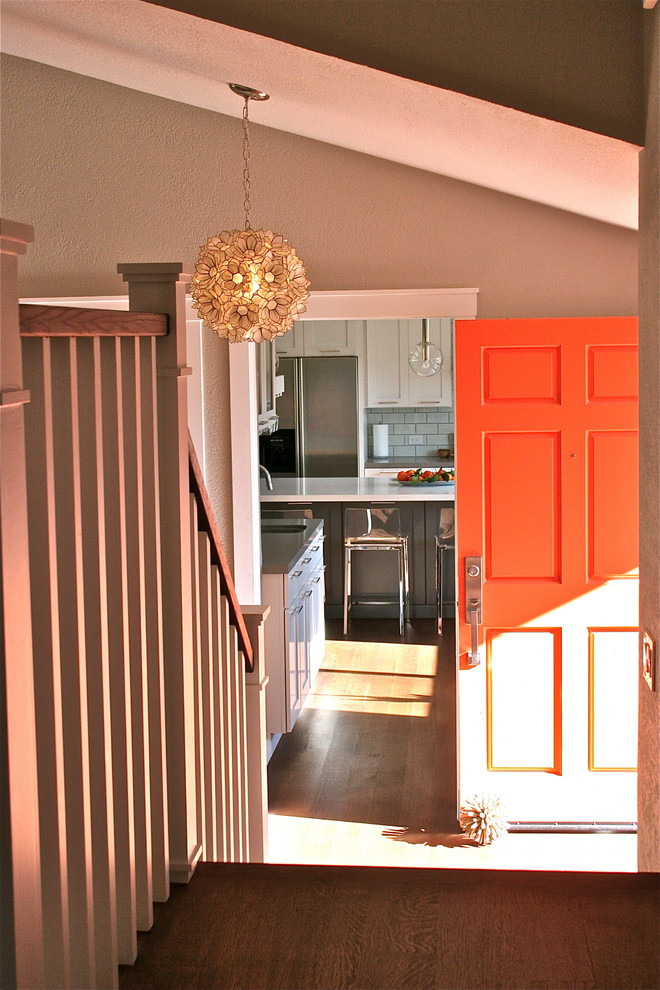 На фото: фойе среднего размера в современном стиле с бежевыми стенами, паркетным полом среднего тона, одностворчатой входной дверью и оранжевой входной дверью