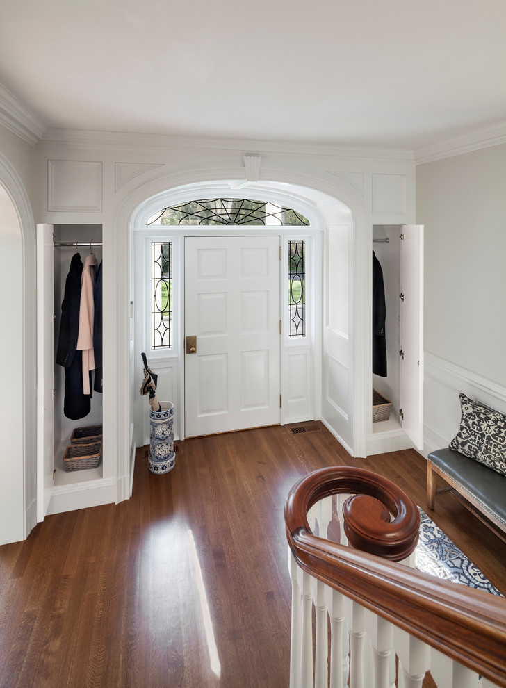 Große Klassische Haustür mit weißer Wandfarbe, braunem Holzboden, Einzeltür und roter Haustür in Sonstige