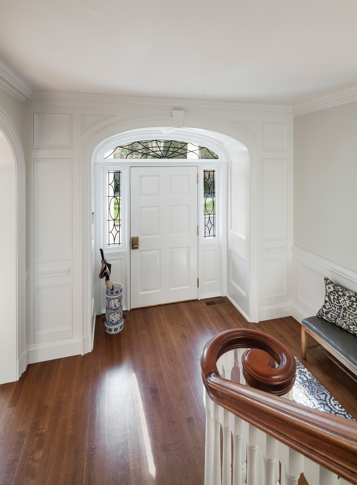 Свежая идея для дизайна: большая входная дверь в классическом стиле с белыми стенами, паркетным полом среднего тона, одностворчатой входной дверью и красной входной дверью - отличное фото интерьера