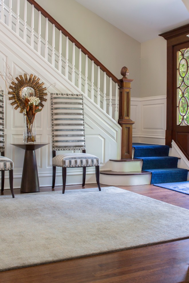 Mittelgroße Eklektische Haustür mit Teppichboden, Einzeltür, hellbrauner Holzhaustür, beiger Wandfarbe und braunem Boden in New York