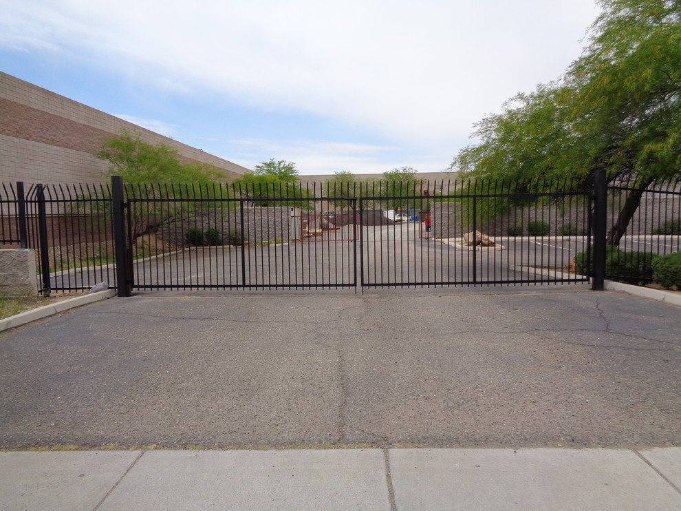 Example of a mid-sized urban entryway design in Phoenix