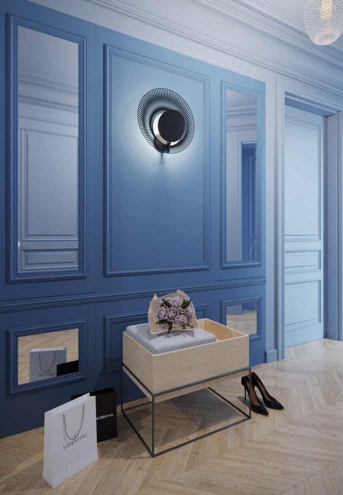 Foto de distribuidor bohemio de tamaño medio con paredes azules, suelo de madera clara y suelo beige
