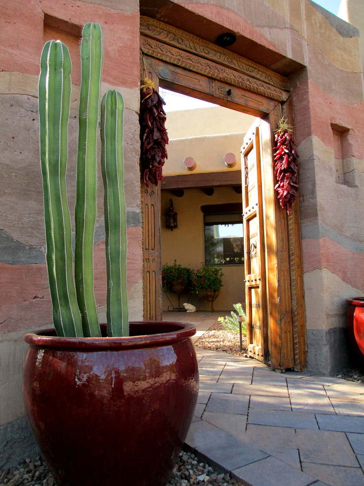 На фото: входная дверь среднего размера в стиле фьюжн с разноцветными стенами, двустворчатой входной дверью, входной дверью из дерева среднего тона, бетонным полом и разноцветным полом