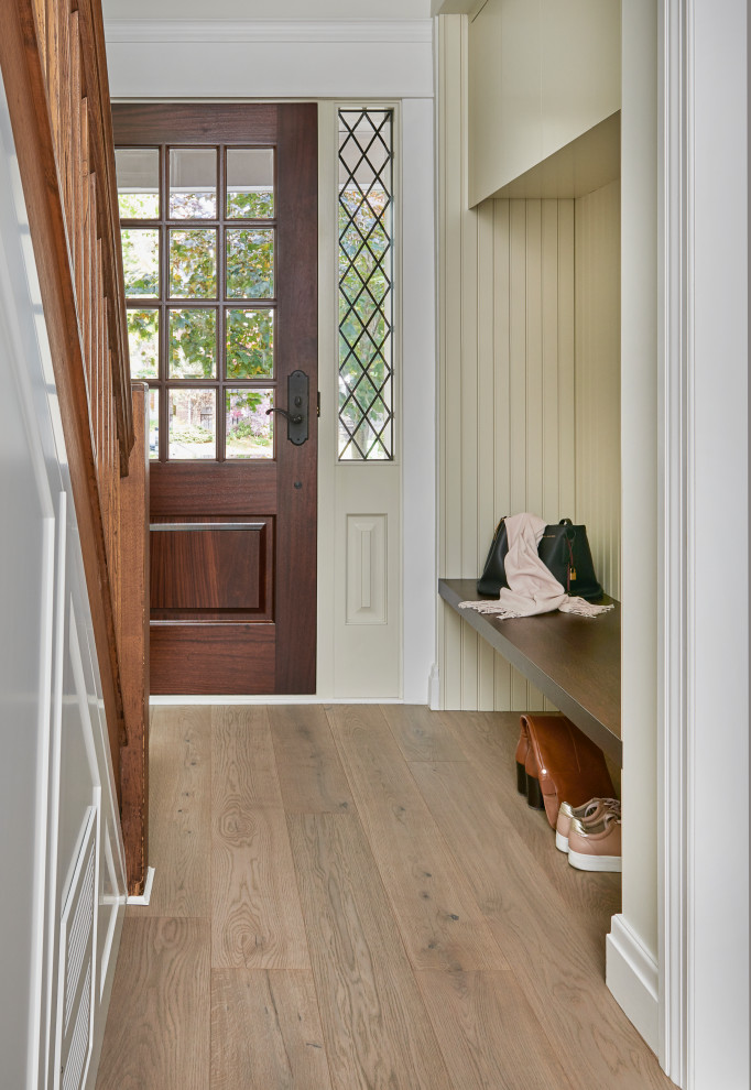 Kleines Uriges Foyer mit weißer Wandfarbe, hellem Holzboden, Einzeltür, dunkler Holzhaustür und beigem Boden in Raleigh