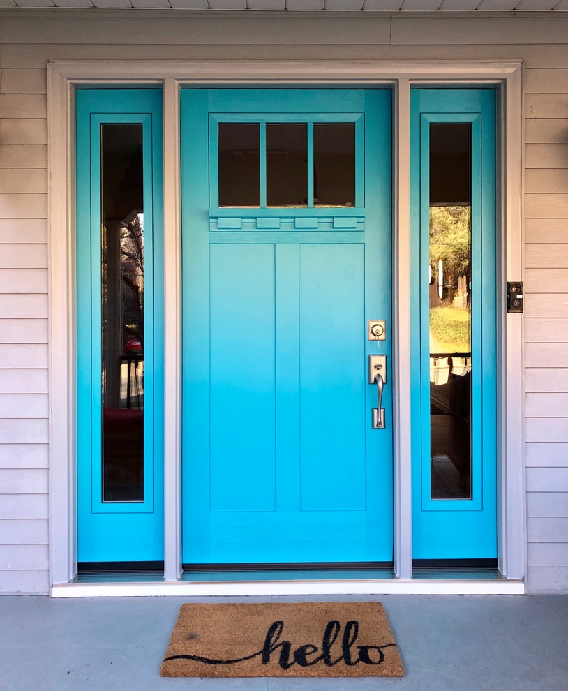 Bild på en mellanstor amerikansk ingång och ytterdörr, med en blå dörr