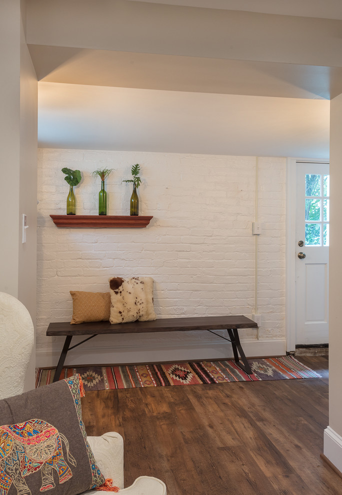 Kleine Eklektische Haustür mit weißer Wandfarbe, Vinylboden, Einzeltür, weißer Haustür und braunem Boden in Washington, D.C.