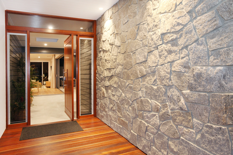 Inspiration pour une porte d'entrée design de taille moyenne avec un mur multicolore, un sol en bois brun, une porte pivot, une porte en bois brun et un sol blanc.