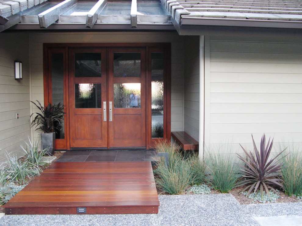 Идея дизайна: входная дверь в современном стиле с двустворчатой входной дверью и входной дверью из дерева среднего тона