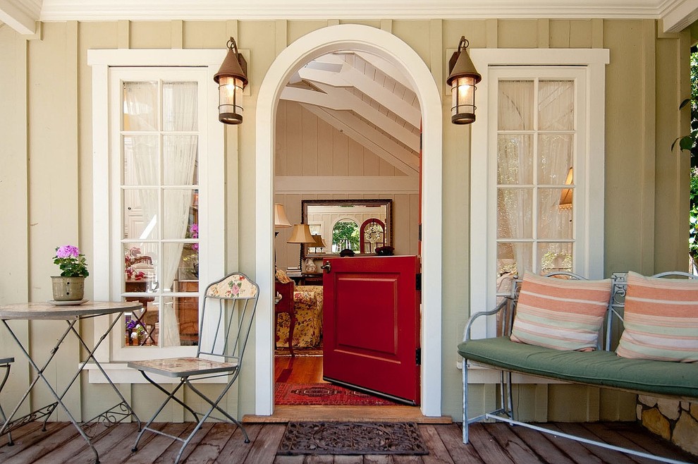 Idéer för en liten klassisk entré, med en tvådelad stalldörr, en röd dörr, beige väggar och ljust trägolv