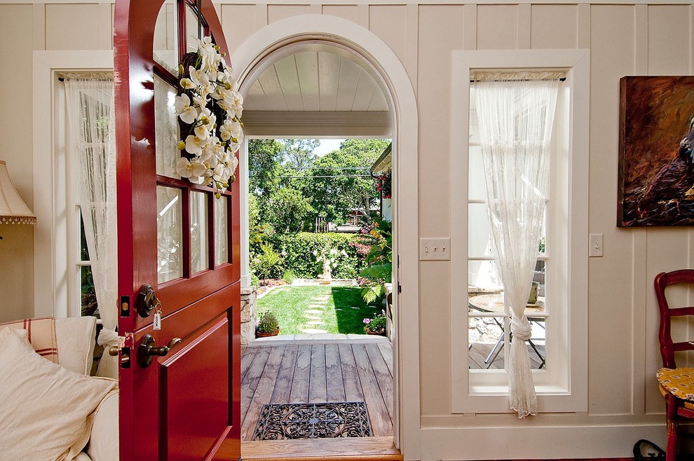 Mittelgroßes Klassisches Foyer mit Klöntür, beiger Wandfarbe, hellem Holzboden und roter Haustür in Seattle