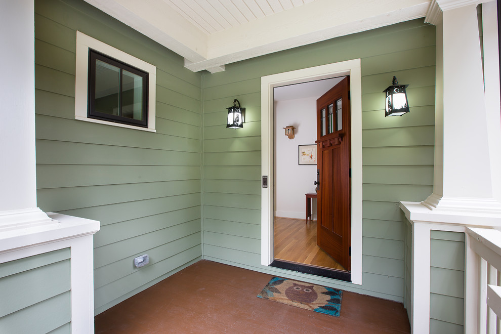 Foto de puerta principal de estilo americano de tamaño medio con puerta simple, puerta de madera oscura y suelo de madera en tonos medios