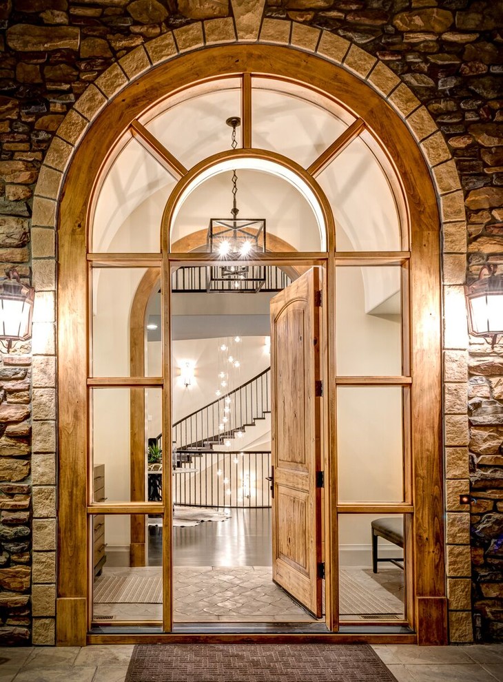 Источник вдохновения для домашнего уюта: огромная входная дверь в стиле неоклассика (современная классика) с белыми стенами, полом из керамической плитки, одностворчатой входной дверью и входной дверью из светлого дерева