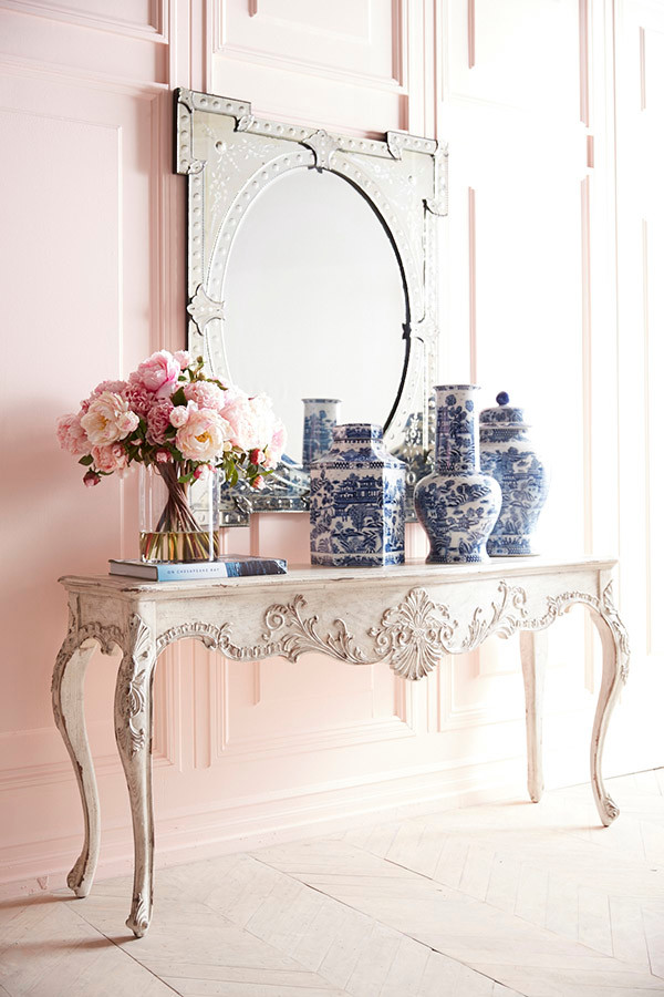 エクレクティックスタイルのおしゃれな玄関ロビー (ピンクの壁、塗装フローリング、ベージュの床) の写真
