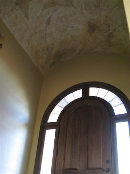 Imagen de entrada tradicional renovada con puerta doble, puerta de madera oscura y paredes beige
