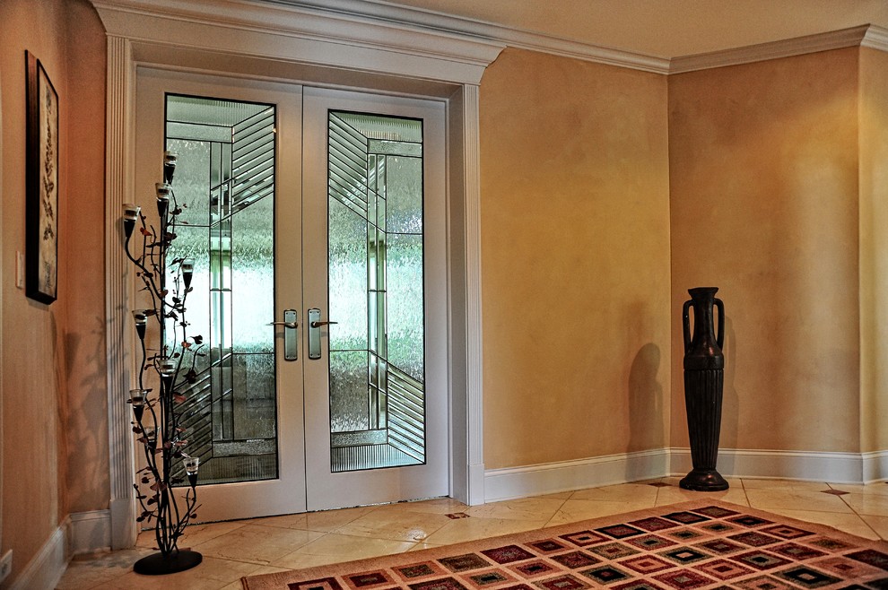 Klassisches Foyer mit bunten Wänden, Kalkstein, Doppeltür und weißer Haustür in Phoenix
