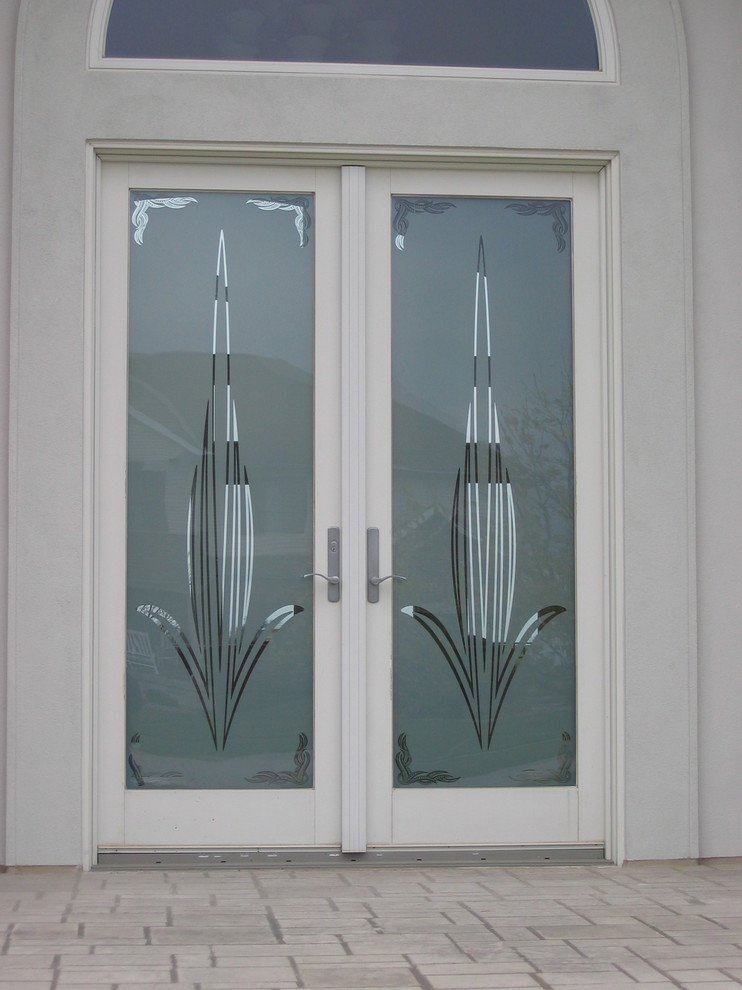 Imagen de puerta principal actual de tamaño medio con puerta doble y puerta de vidrio