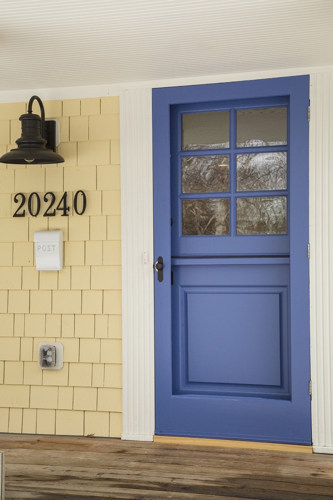 Источник вдохновения для домашнего уюта: входная дверь среднего размера в современном стиле с светлым паркетным полом, одностворчатой входной дверью, желтой входной дверью и желтыми стенами