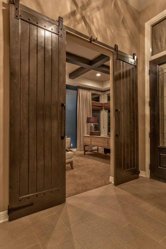 Mittelgroße Klassische Haustür mit brauner Wandfarbe, Porzellan-Bodenfliesen, Doppeltür, dunkler Holzhaustür und braunem Boden in Omaha
