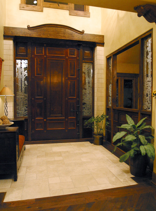 Geräumiges Uriges Foyer mit beiger Wandfarbe, Keramikboden, Drehtür und dunkler Holzhaustür in Salt Lake City
