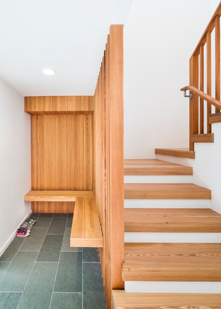 Idee per un corridoio minimalista di medie dimensioni con pavimento in ardesia e pavimento verde