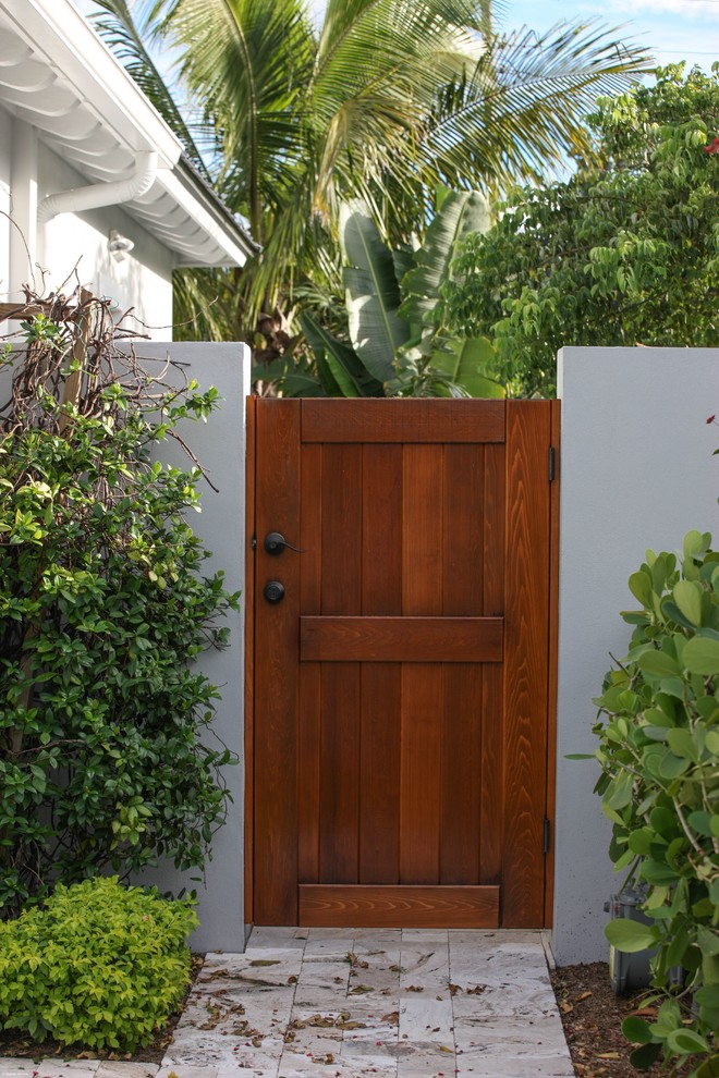 Example of a transitional entryway design in Miami