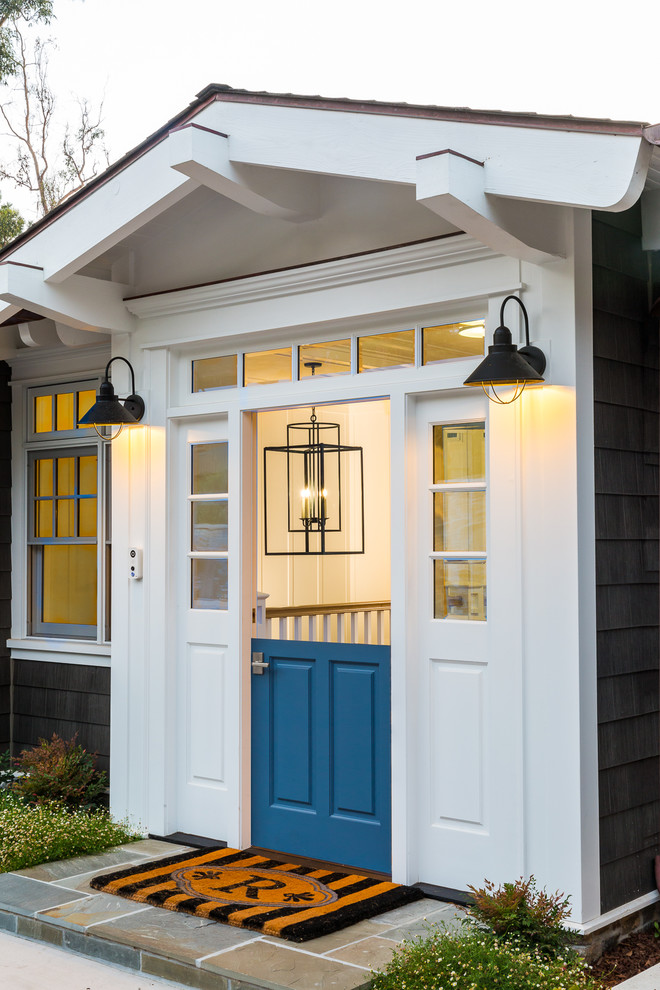 Пример оригинального дизайна: входная дверь среднего размера в морском стиле с одностворчатой входной дверью и синей входной дверью