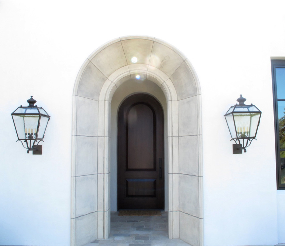 Свежая идея для дизайна: большая входная дверь в средиземноморском стиле с белыми стенами, полом из сланца, одностворчатой входной дверью, входной дверью из темного дерева и белым полом - отличное фото интерьера