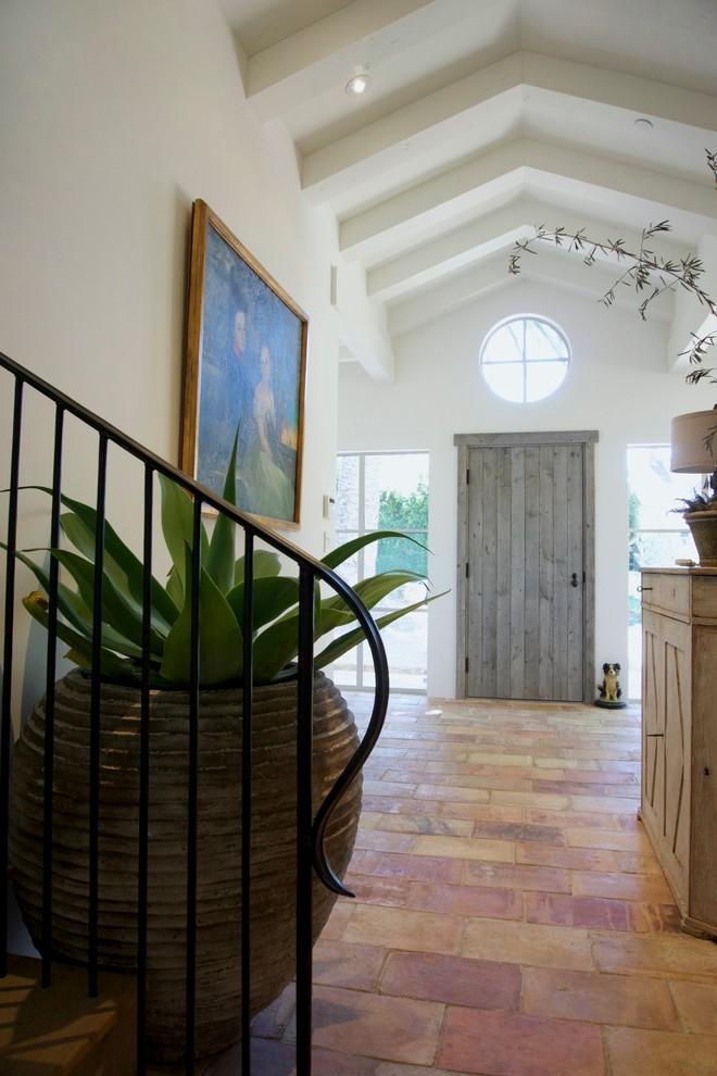 Mittelgroßes Landhausstil Foyer mit beiger Wandfarbe, Terrakottaboden, Einzeltür und grauer Haustür in San Diego