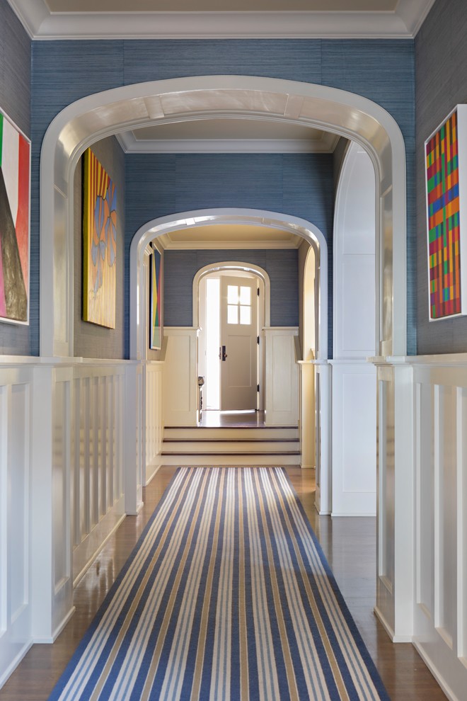 Пример оригинального дизайна: большая узкая прихожая в стиле кантри с синими стенами, светлым паркетным полом, одностворчатой входной дверью, белой входной дверью и коричневым полом