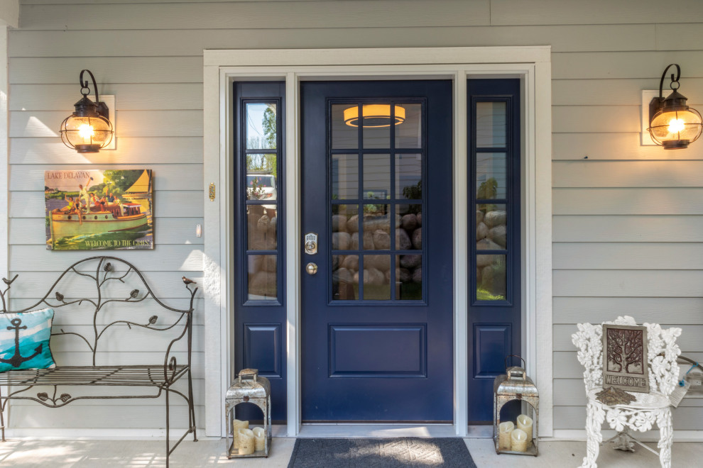 Idee per un'ampia porta d'ingresso chic con pareti grigie, una porta singola e una porta blu