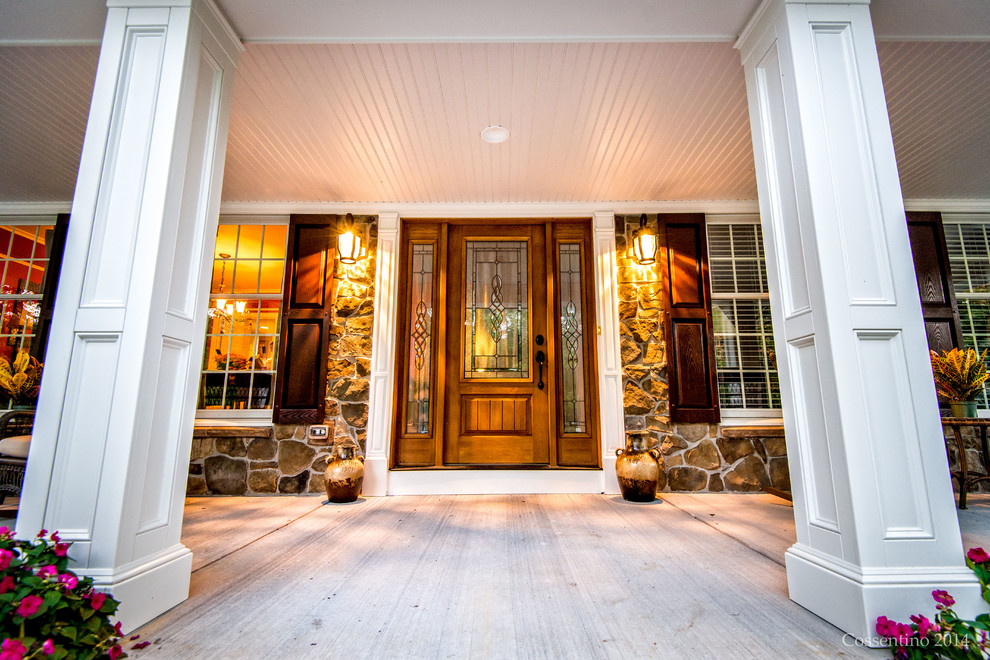 This is an example of an expansive traditional entrance in Baltimore.
